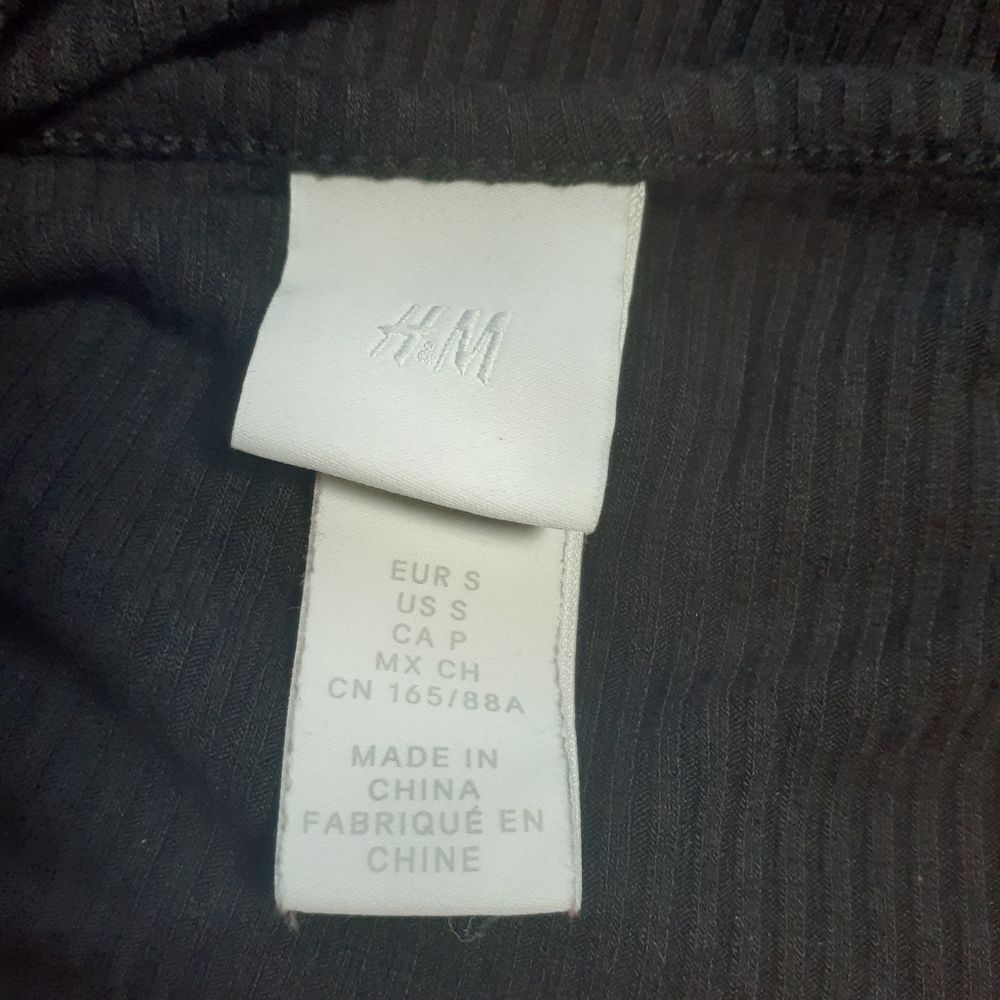 H&M black cold shoulder ribbed crop top - Picture 2 of 4